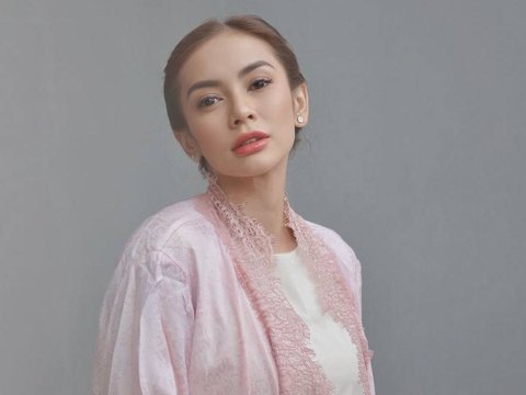 10 Potret Cantik Masayu Anastasia di Acara Wisuda Sang Anak, Penampilannya Mencuri Perhatian dalam Balutan Busana Tradisional