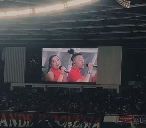 Anang Hermansyah and Ashanty's Expressions When Walkout Is Booed by Indonesian National Team Supporters