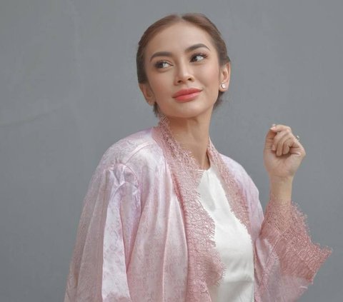 10 Potret Cantik Masayu Anastasia di Acara Wisuda Sang Anak, Penampilannya Mencuri Perhatian dalam Balutan Busana Tradisional