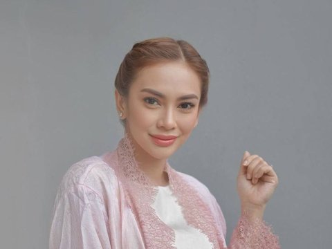 10 Potret Cantik Masayu Anastasia di Acara Wisuda Sang Anak, Penampilannya Mencuri Perhatian dalam Balutan Busana Tradisional