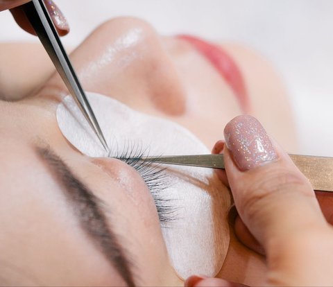 Eyelash Extensions are Not Allowed for Celebrities During Hajj, This is the Islamic Law