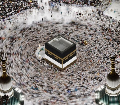 Jutaan jemaah haji melakukan prosesi tawaf mengelilingi Ka'bah di Masjidil Haram, Makkah, Arab Saudi, pada 11 Juni 2024. Tawaf merupakan salah satu prosesi dalam rangkaian ibadah Haji yang puncaknya ditandai dengan pelaksanaan wukuf di Padang Arafah. Foto: REUTERS/Mohammed Torokman