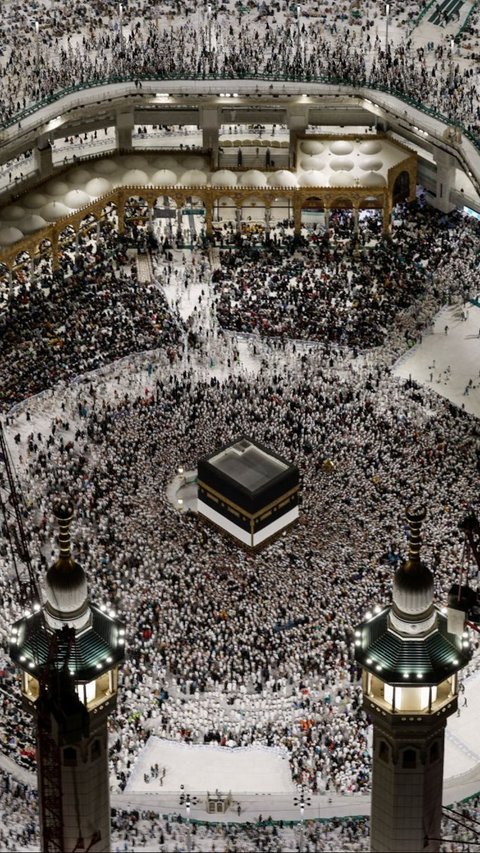 Tawaf dilakukan dengan mengelilingi Ka'bah sebanyak tujuh kali berlawanan dengan arah jarum jam yang dimulai dari Hajar Aswad. Foto: REUTERS/Mohammed Torokman