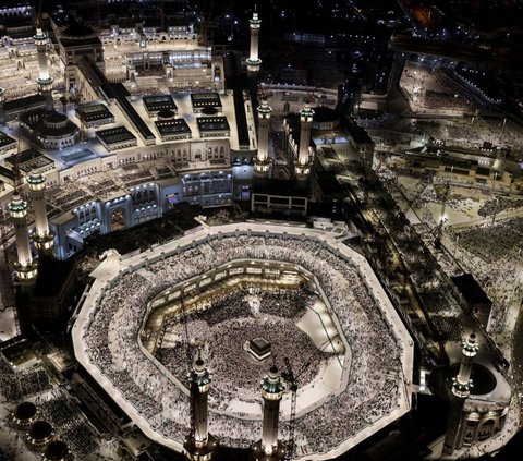 FOTO: Penampakan Jutaan Jemaah Haji Tawaf Mengelilingi Ka'bah di Masjidil Haram