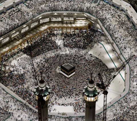 FOTO: Penampakan Jutaan Jemaah Haji Tawaf Mengelilingi Ka'bah di Masjidil Haram