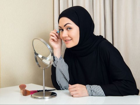 Eyelash Extensions are Not Allowed for Celebrities During Hajj, This is the Islamic Law
