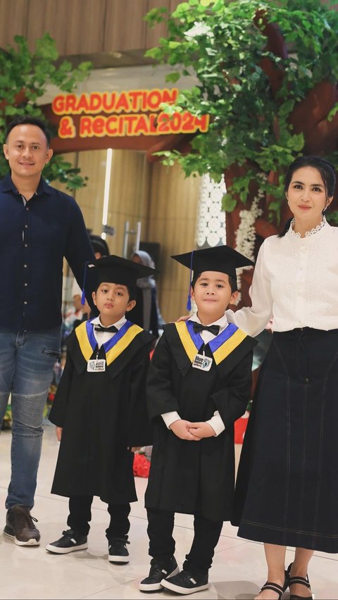 Sama-sama Punya Paras Ganteng, ini Potret Anak Kembar Kadek Devi saat Wisuda TK 