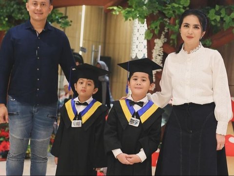 Sama-sama Punya Paras Ganteng, ini Potret Anak Kembar Kadek Devi saat Wisuda TK