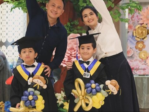 Sama-sama Punya Paras Ganteng, ini Potret Anak Kembar Kadek Devi saat Wisuda TK