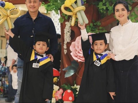 Sama-sama Punya Paras Ganteng, ini Potret Anak Kembar Kadek Devi saat Wisuda TK