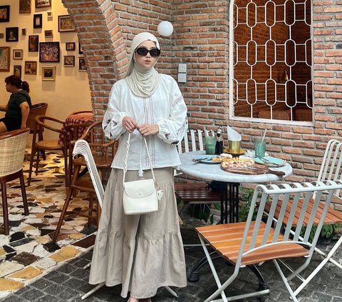 Feminine and Soft Hijab Style, Take a Look at Coffee Tone Look Inspiration