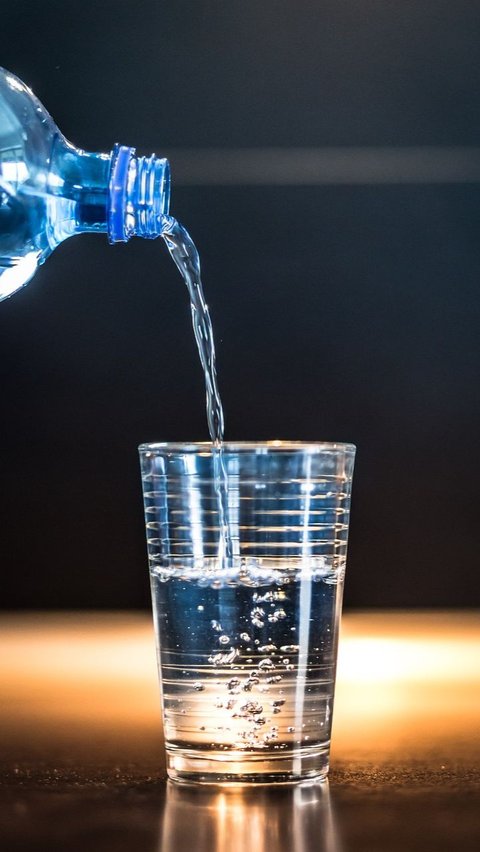 7 Ciri-Ciri Kelebihan Minum Air Putih, Mual Muntah hingga Kram Otot