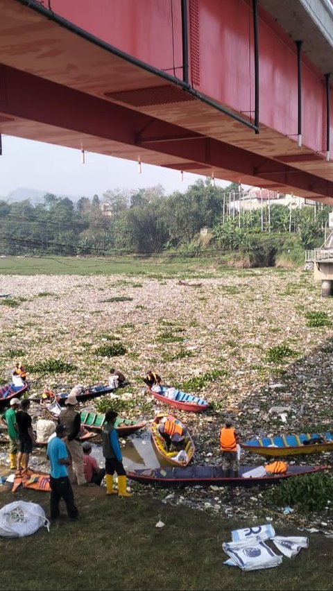 Viral Sampah Tutupi Sungai Citarum Layaknya Daratan