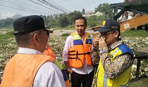 Penjabat Gubernur Jabar Bey Machmudin meninjau langsung aliran Sungai Citarum di jembatan BBS Batujajar, Rabu (12/6). <br>