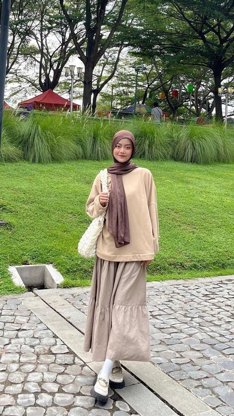 Style Hijab Feminin dan Soft, Tengok Inspirasi Coffee Tone Look<br>