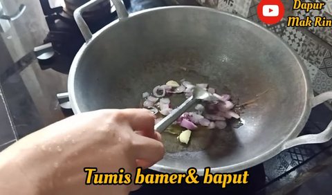 <b>1. Buat Bawang Goreng</b>