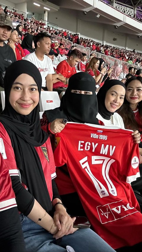 Momen Ummi Pipik Datang ke Stadion GBK saat Laga Laga Timnas Melawan Filipina, Beri Dukungan untuk Sang Menantu