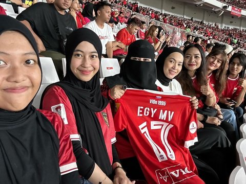 Momen Ummi Pipik Datang ke Stadion GBK saat Laga Laga Timnas Melawan Filipina, Beri Dukungan untuk Sang Menantu