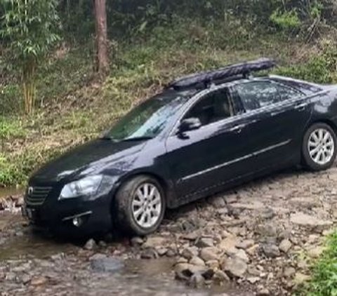 Bukan Mobil Biasa, Camry Ini Taklukkan Rute Ekstrem Demi Sensasi Berkemah