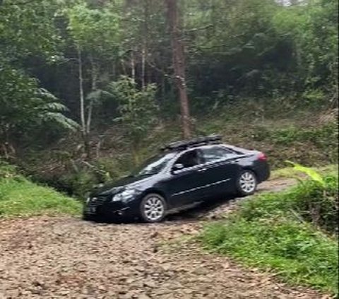 Kalau Ada Yang Susah Kenapa Pilih Yang Gampang? Bawa Camry Buat Camping Lewat Jalur Ekstrem