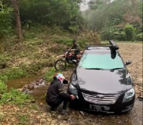 Kalau Ada Yang Susah Kenapa Pilih Yang Gampang? Bawa Camry Buat Camping Lewat Jalur Ekstrem