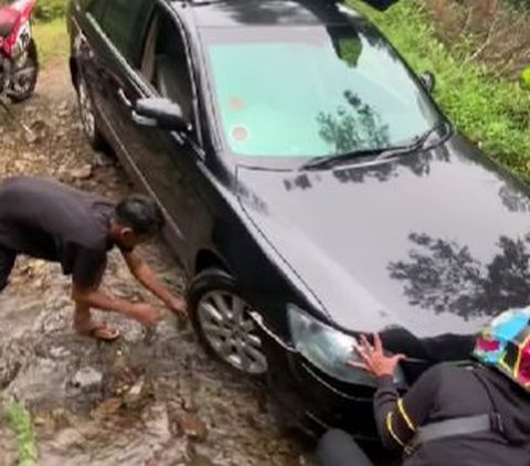 Kalau Ada Yang Susah Kenapa Pilih Yang Gampang? Bawa Camry Buat Camping Lewat Jalur Ekstrem