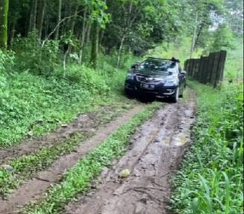 Kalau Ada Yang Susah Kenapa Pilih Yang Gampang? Bawa Camry Buat Camping Lewat Jalur Ekstrem