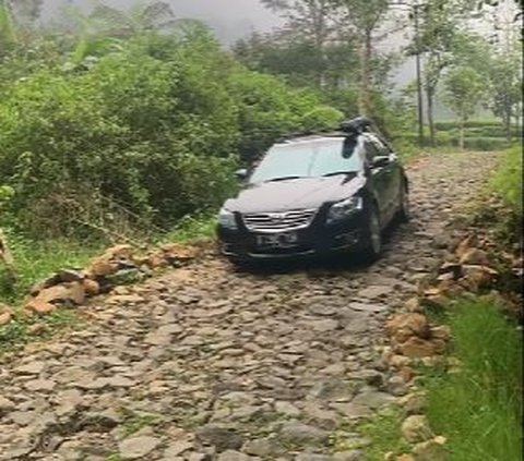 Bukan Mobil Biasa, Camry Ini Taklukkan Rute Ekstrem Demi Sensasi Berkemah