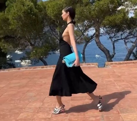 9 Potret Cantik Jennie BLACKPINK Debut Sebagai Model di Jacquemus Cruise Show 2025, Memukau dengan Busana Hitam