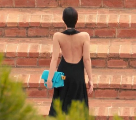 Mengenakan Dress Hitam Backless