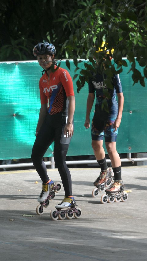 Atlet sepatu roda atau roller blade saat melakukan sesi latihan rutin di Taman Kota Patriot, Bekasi, Jawa Barat, Rabu (12/6/2024).