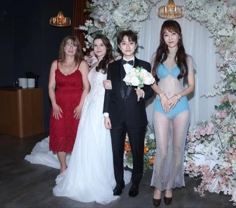Viral! Portrait of a Mother who Nonchalantly Wears a Bikini at Her Daughter's Wedding Reception Despite Controversy