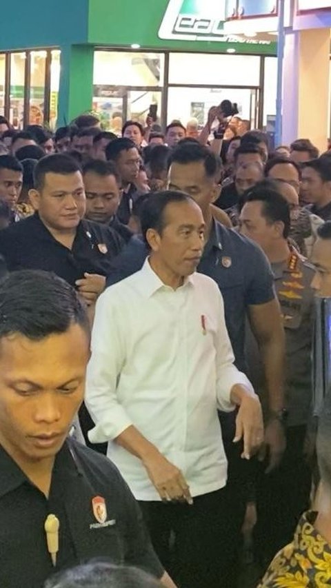 Momen Jokowi Makan Eskrim Bareng Menteri di PRJ