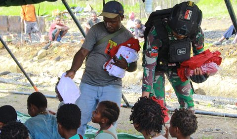 Senin (10/6) pagi, Satgaster Koops Habema pimpinan Kolonel Arm Stefie Jantje Nuhujanan menggelar program Papua Pintar di Sekolah Lapangan Homeyo. <br>