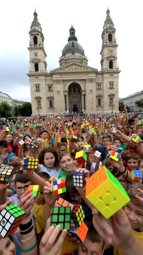 FOTO: Dirayakan Penuh Warna di Budapest, Rubik, Permainan Teka-Teki Terpopuler Dunia Genap Berusia Setengah Abad