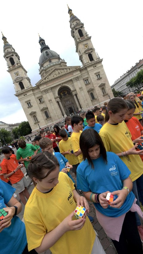 Kubus Rubik pertama kali diciptakan pada tahun 1974 oleh Erno Rubik, seorang profesor arsitektur asal Hungaria. Foto: Ferenc ISZA / AFP<br>