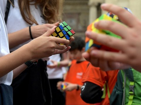 FOTO: Dirayakan Penuh Warna di Budapest, Rubik, Permainan Teka-Teki Terpopuler Dunia Genap Berusia Setengah Abad