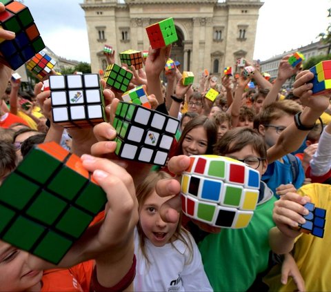 FOTO: Dirayakan Penuh Warna di Budapest, Rubik, Permainan Teka-Teki Terpopuler Dunia Genap Berusia Setengah Abad