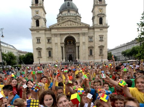 FOTO: Dirayakan Penuh Warna di Budapest, Rubik, Permainan Teka-Teki Terpopuler Dunia Genap Berusia Setengah Abad