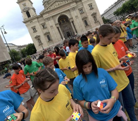 Dengan perayaan ini, murid-murid di Hungaria tidak hanya menghormati penciptaan Kubus Rubik, tetapi juga merayakan semangat inovasi dan pendidikan yang terus hidup di hati bangsa mereka. Foto: Ferenc ISZA / AFP