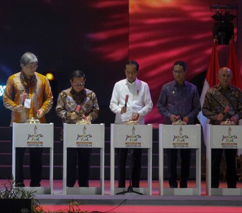 Presiden Joko Widodo (Jokowi) bersama Sekretaris Kabinet Pramono Anung, Menteri Koperasi dan UKM Teten Masduki, Pj Gubernur DKI Jakarta Heru Budi Hartono dan Direktur PT JIExpo Karuna Murdaya membuka Jakarta Fair 2024 di JIExpo Kemayoran, Jakarta, Rabu (12/6/2024). Foto: Liputan6.com / Harman Zakharia