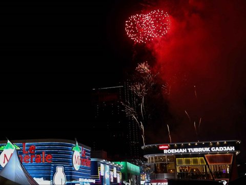 FOTO: Pembukaan Jakarta Fair 2024 Berlangsung Meriah: Mulai Pesta Kembang Api, Bagi Kaos Gratis hingga Warga Ramai Minta Foto Bareng Jokowi