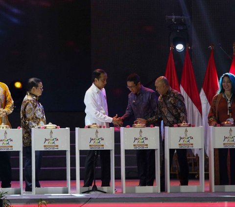 FOTO: Pembukaan Jakarta Fair 2024 Berlangsung Meriah: Mulai Pesta Kembang Api, Bagi Kaos Gratis hingga Warga Ramai Minta Foto Bareng Jokowi