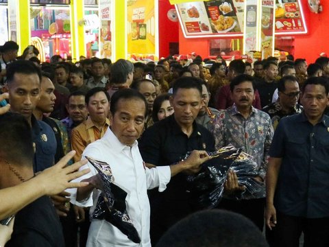 FOTO: Pembukaan Jakarta Fair 2024 Berlangsung Meriah: Mulai Pesta Kembang Api, Bagi Kaos Gratis hingga Warga Ramai Minta Foto Bareng Jokowi