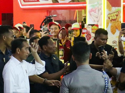 FOTO: Pembukaan Jakarta Fair 2024 Berlangsung Meriah: Mulai Pesta Kembang Api, Bagi Kaos Gratis hingga Warga Ramai Minta Foto Bareng Jokowi