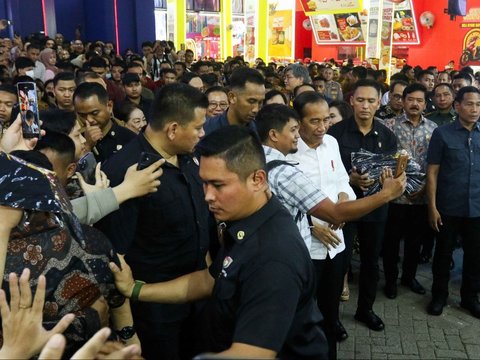 FOTO: Pembukaan Jakarta Fair 2024 Berlangsung Meriah: Mulai Pesta Kembang Api, Bagi Kaos Gratis hingga Warga Ramai Minta Foto Bareng Jokowi