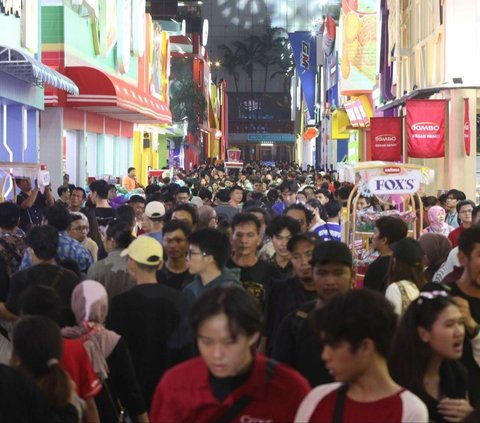 Ribuan pengunjung terlihat memadati hari pertama Jakarta Fair 2024 yang digelar di JIExpo Kemayoran, Jakarta, Rabu (12/6/2024). Foto: Liputan6.com / Herman Zakharia