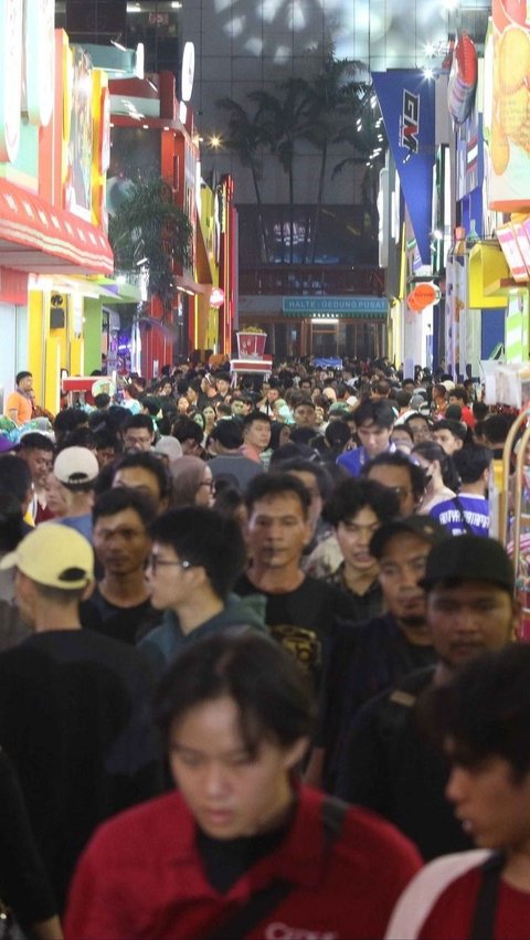 FOTO: Padatnya Hari Pertama Pembukaan Jakarta Fair 2024, Ribuan Pengunjung Sesaki JIExpo Kemayoran<br>