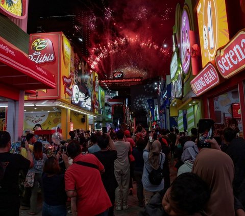 Pengunjung menyaksikan  atraksi kembang api saat pembukaan Jakarta Fair 2024 di JIExpo Kemayoran, Jakarta, Rabu (12/6/2024). Foto: merdeka.com / Arie Basuki