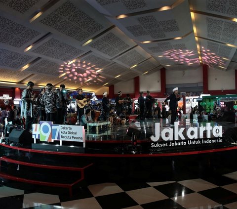 FOTO: Antusiasme Warga Saksikan Pesta Kembang Api hingga Berburu Produk Favorit di Hari Pertama Pembukaan Jakarta Fair 2024